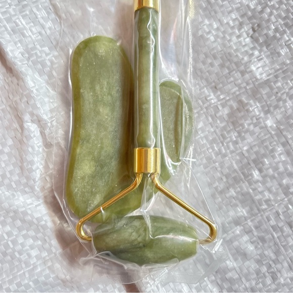 Gua Sha Facial Tool & Jade Roller, Face Roller for Wrinkles and Lifting 2 Pieces - Picture 4 of 5